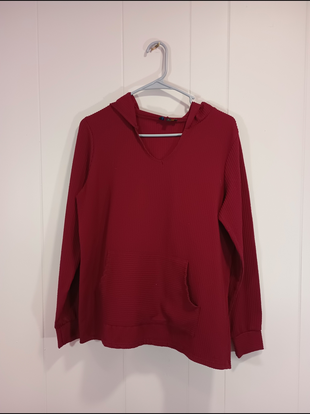 B Famous Ribbed V-Neck Hoodie Pullover in Deep Red